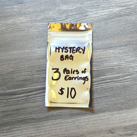 MYSTERY BAG OF JEWELRY (FREE WITH PURCHASE) - Picture 1 of 1